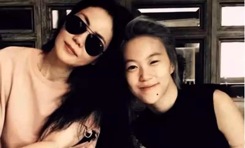 王菲大女兒竇靖童近照曝光！25歲曬懟臉自拍，素顏出鏡凌亂中長發好飄逸，下巴處的紋身搶足鏡頭，網友：未來可期