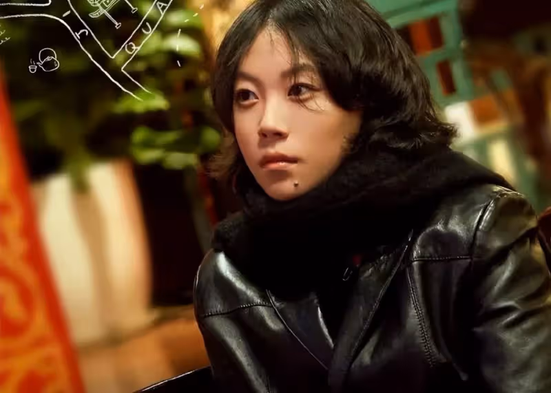 王菲大女兒竇靖童近照曝光！25歲曬懟臉自拍，素顏出鏡凌亂中長發好飄逸，下巴處的紋身搶足鏡頭，網友：未來可期
