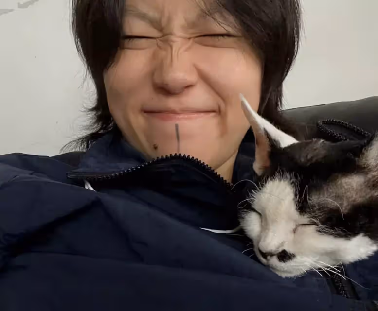 王菲大女兒竇靖童近照曝光！25歲曬懟臉自拍，素顏出鏡凌亂中長發好飄逸，下巴處的紋身搶足鏡頭，網友：未來可期