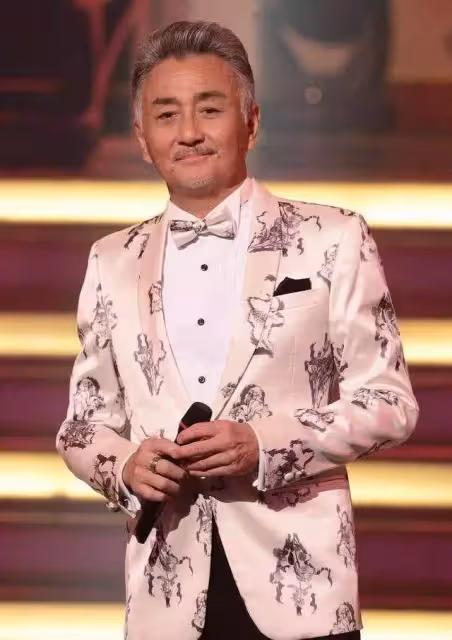 62歲TVB老戲骨與妻子因戲結緣，豪擲400萬在新加坡置業，為歸國兒子布置「安樂窩」，全網暖哭：二十四孝好爸爸