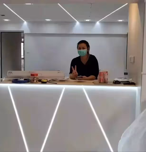 62歲TVB老戲骨與妻子因戲結緣，豪擲400萬在新加坡置業，為歸國兒子布置「安樂窩」，全網暖哭：二十四孝好爸爸