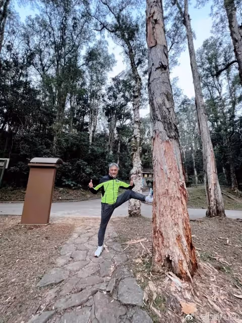 62歲TVB老戲骨與妻子因戲結緣，豪擲400萬在新加坡置業，為歸國兒子布置「安樂窩」，全網暖哭：二十四孝好爸爸