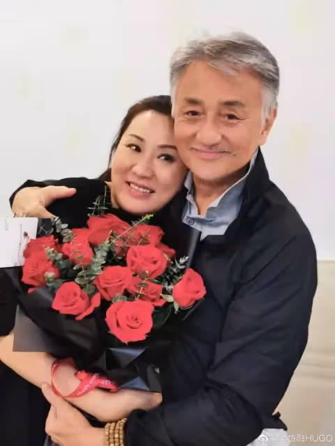 62歲TVB老戲骨與妻子因戲結緣，豪擲400萬在新加坡置業，為歸國兒子布置「安樂窩」，全網暖哭：二十四孝好爸爸