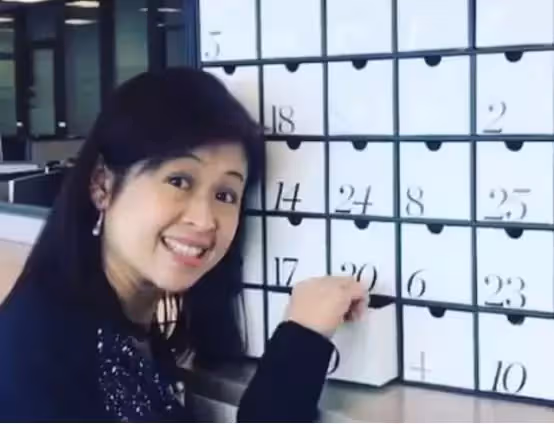 童星關佩琳中年照曝光!42歲笑容僵硬無幼時靈氣,模樣大變認不出,曾大批周星馳演技不好