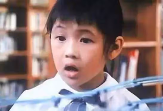 童星關佩琳中年照曝光!42歲笑容僵硬無幼時靈氣,模樣大變認不出,曾大批周星馳演技不好