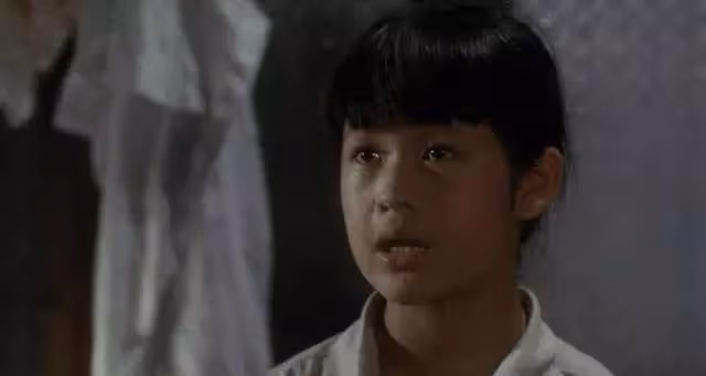 童星關佩琳中年照曝光!42歲笑容僵硬無幼時靈氣,模樣大變認不出,曾大批周星馳演技不好