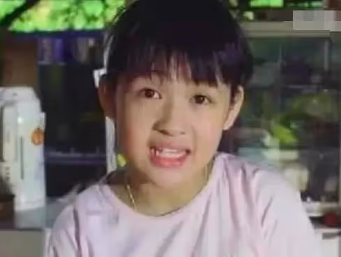 童星關佩琳中年照曝光!42歲笑容僵硬無幼時靈氣,模樣大變認不出,曾大批周星馳演技不好