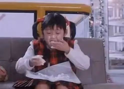 童星關佩琳中年照曝光!42歲笑容僵硬無幼時靈氣,模樣大變認不出,曾大批周星馳演技不好