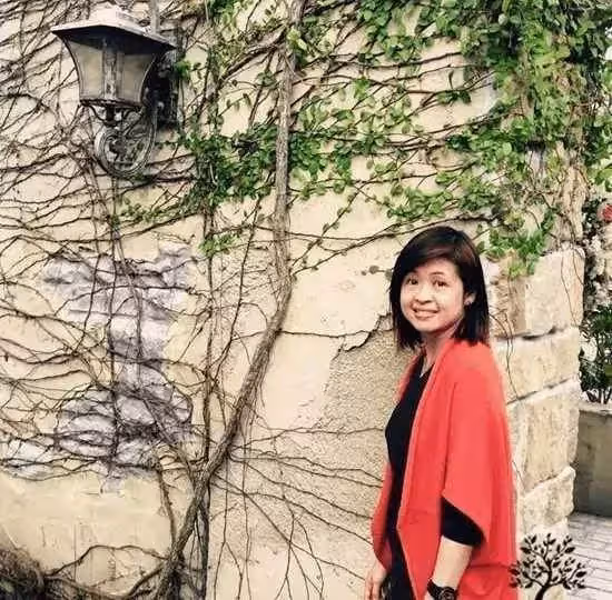 童星關佩琳中年照曝光!42歲笑容僵硬無幼時靈氣,模樣大變認不出,曾大批周星馳演技不好