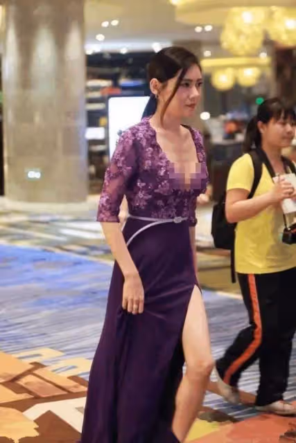 當40歲范冰冰撞上42歲秋瓷炫,同穿紫色花裙,網友:生過孩子就是不一樣