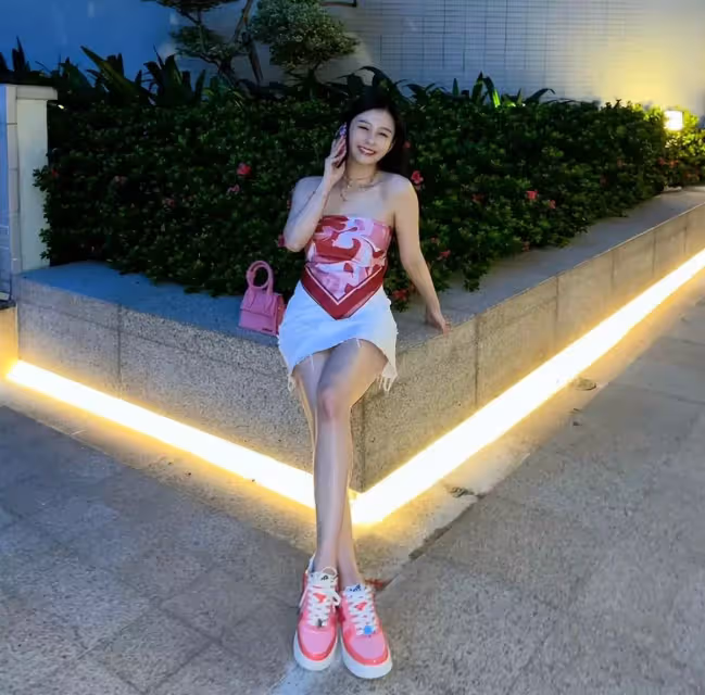邱淑貞女兒罕曬性感照!精緻妝容皮膚白皙,拿絲巾當上衣秀一字鎖骨,頸上項鏈太吸睛:堪稱「最美星二代」