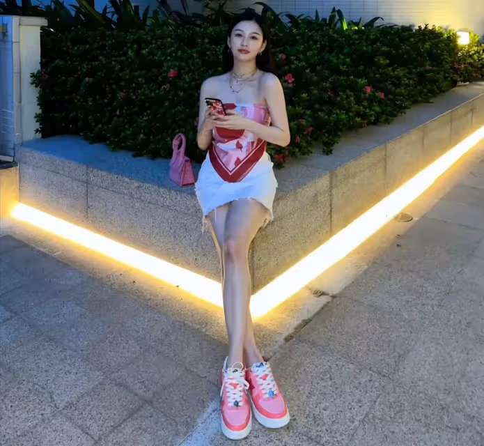 邱淑貞女兒罕曬性感照!精緻妝容皮膚白皙,拿絲巾當上衣秀一字鎖骨,頸上項鏈太吸睛:堪稱「最美星二代」