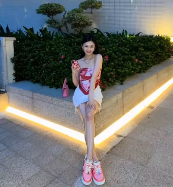 邱淑貞女兒罕曬性感照!精緻妝容皮膚白皙,拿絲巾當上衣秀一字鎖骨,頸上項鏈太吸睛:堪稱「最美星二代」