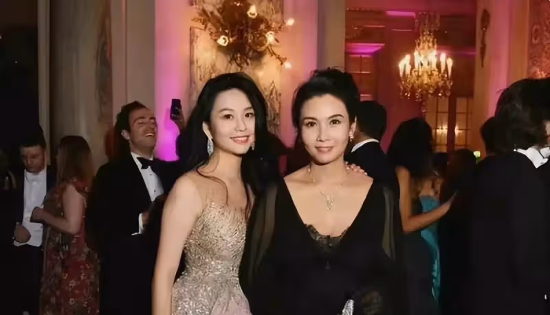 邱淑貞女兒罕曬性感照!精緻妝容皮膚白皙,拿絲巾當上衣秀一字鎖骨,頸上項鏈太吸睛:堪稱「最美星二代」
