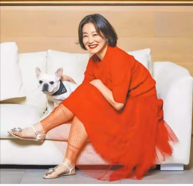 林青霞穿紅裙容光煥發,踩套趾涼鞋腳趾還塗紅指甲,是個潮「阿嬤」