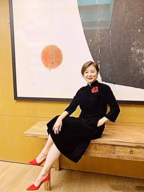 林青霞穿紅裙容光煥發,踩套趾涼鞋腳趾還塗紅指甲,是個潮「阿嬤」