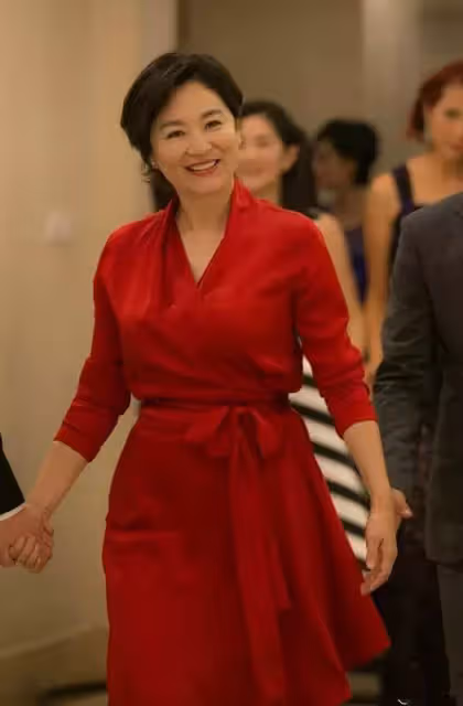 林青霞穿紅裙容光煥發,踩套趾涼鞋腳趾還塗紅指甲,是個潮「阿嬤」