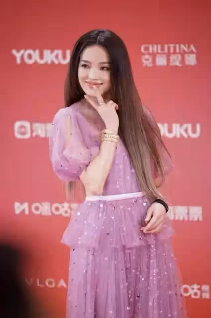 又被舒淇的「大膽」震住!領口開到腰+大露背的連衣裙,網友:只有她hold得住