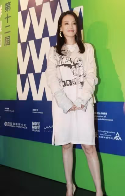 又被舒淇的「大膽」震住!領口開到腰+大露背的連衣裙,網友:只有她hold得住