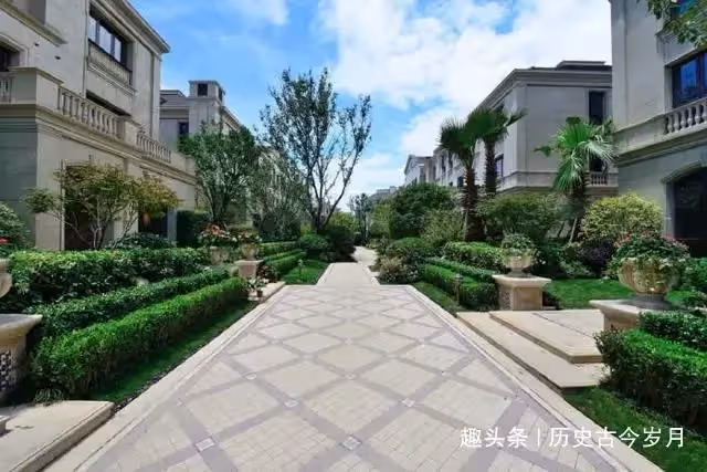 鄉下小姑子來家小住，晚上洗澡兩個小時還沒出來，我開門一看哭了