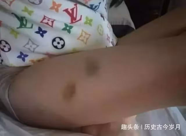 鄉下小姑子來家小住,晚上洗澡兩個小時還沒出來,我開門一看哭了