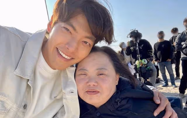 金宇彬曬與唐氏綜合徵演員鄭恩惠合照報平安，笑容如花一般燦爛！