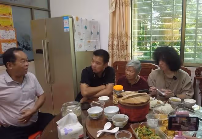 港星曾比特回汕尾老家探親！大口吃家鄉美食，親自做擂茶太開心