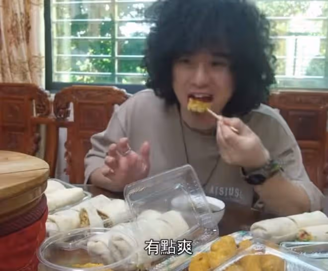 港星曾比特回汕尾老家探親！大口吃家鄉美食，親自做擂茶太開心