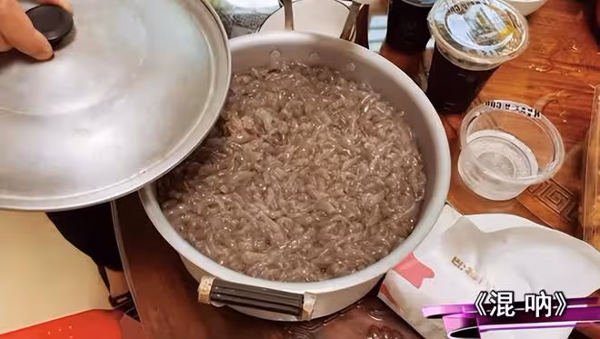 港星曾比特回汕尾老家探親！大口吃家鄉美食，親自做擂茶太開心