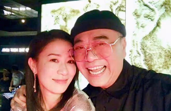 佘詩曼生日喝到滿臉通紅，摟文頌嫻歐陽震華合影，鮑魚魚翅擺滿桌