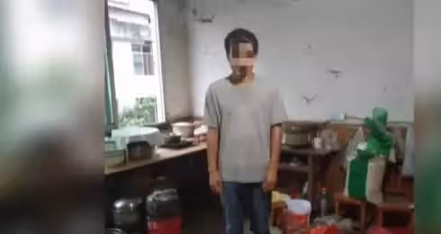 農民工夫妻帶兒子買衣服，只因穿著簡陋遭店員歧視，衣服被店員拒絕試穿，店員：你們買得起嗎