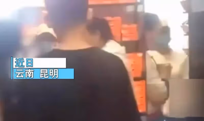 農民工夫妻帶兒子買衣服，只因穿著簡陋遭店員歧視，衣服被店員拒絕試穿，店員：你們買得起嗎