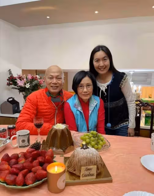 74歲汪明荃近況曝光，一家三口齊出鏡，住4億豪宅穿2萬波鞋親下田拔蘿蔔