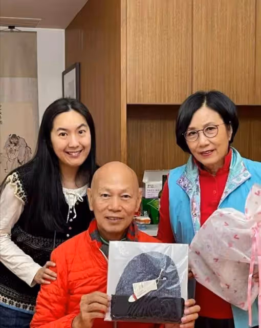 74歲汪明荃近況曝光，一家三口齊出鏡，住4億豪宅穿2萬波鞋親下田拔蘿蔔