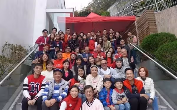 74歲汪明荃近況曝光，一家三口齊出鏡，住4億豪宅穿2萬波鞋親下田拔蘿蔔
