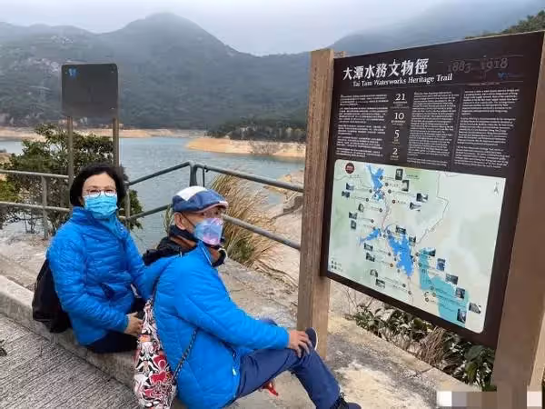 74歲汪明荃近況曝光，一家三口齊出鏡，住4億豪宅穿2萬波鞋親下田拔蘿蔔