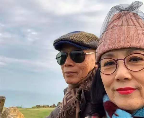 74歲汪明荃近況曝光，一家三口齊出鏡，住4億豪宅穿2萬波鞋親下田拔蘿蔔