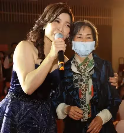 《紅人榜》女星勇破20關出專輯，全為了失智母回家鄉席開百桌，一看到媽媽忍不住眼眶泛淚