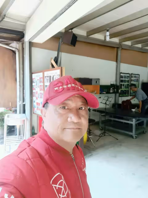 曾比費玉清還紅，卡帶歌王昔為病母棄前程，不悔伴老走完人生路，今64歲活成老小孩，笑鬧生活羨煞全網