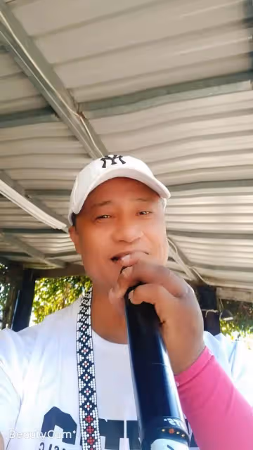 曾比費玉清還紅，卡帶歌王昔為病母棄前程，不悔伴老走完人生路，今64歲活成老小孩，笑鬧生活羨煞全網