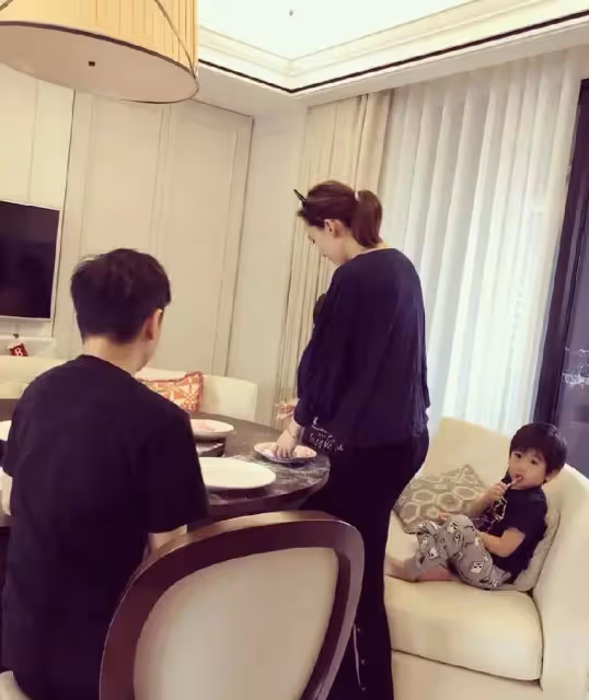 林志穎上億的豪宅，被稱為全球最智能的私宅，客廳擺放賽車太獨特