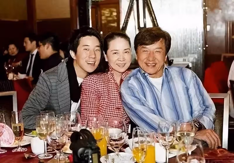 爆紅時為成龍隱婚生子，被吳綺莉威脅卻堅持不失婚，林鳳嬌默默無聞幾十年，是個狠角色！