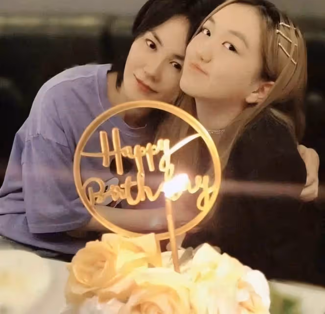 李嫣慶祝17歲生日照片曝光!戴皇冠在學校舉行派對,和同學一起慶祝很溫馨,網友:姑娘越來越漂亮