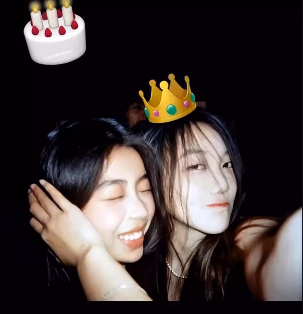 李嫣慶祝17歲生日照片曝光!戴皇冠在學校舉行派對,和同學一起慶祝很溫馨,網友:姑娘越來越漂亮