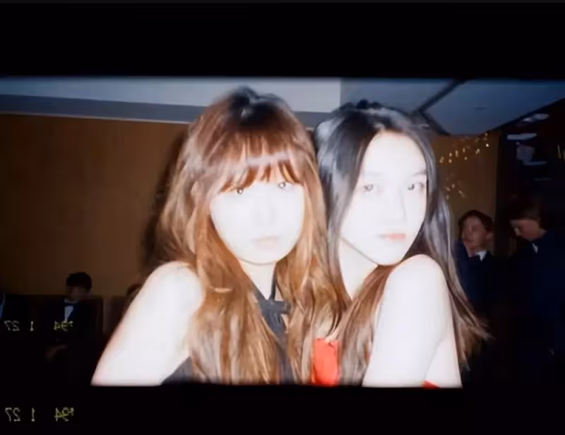 李嫣慶祝17歲生日照片曝光!戴皇冠在學校舉行派對,和同學一起慶祝很溫馨,網友:姑娘越來越漂亮