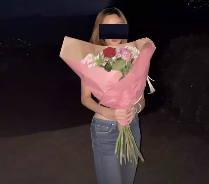 李嫣慶祝17歲生日照片曝光!戴皇冠在學校舉行派對,和同學一起慶祝很溫馨,網友:姑娘越來越漂亮