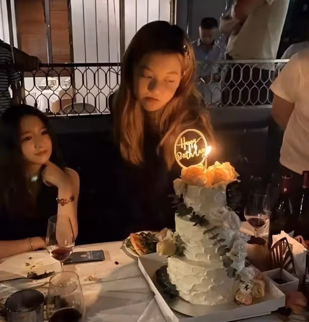 李嫣慶祝17歲生日照片曝光!戴皇冠在學校舉行派對,和同學一起慶祝很溫馨,網友:姑娘越來越漂亮