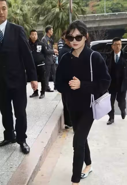有種「瘦」叫做大S,穿一身黑低調露面「帥氣冷酷感十足」,重回婚前最美狀態,瞬間變成二八少女