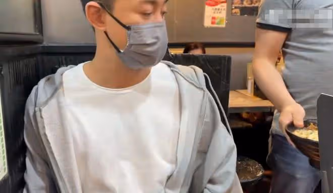 林峰陪張馨月下館子,兩人同吃一碗米線,老婆手戴鑽戒太搶眼