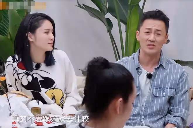 林峰陪張馨月下館子,兩人同吃一碗米線,老婆手戴鑽戒太搶眼